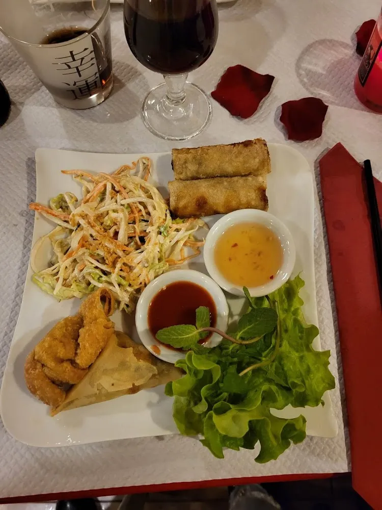 Assortiment Nems Et Salade